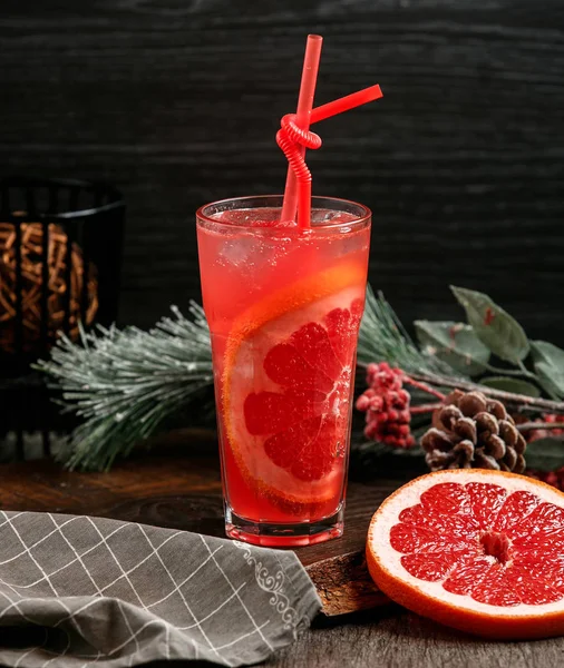 Грейпфрутовый коктейль со льдом на столе — стоковое фото