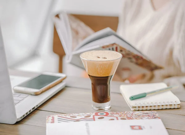 Mocha spumoasă de mentă acoperită cu boabe de cafea în sticlă lângă notebook — Fotografie, imagine de stoc