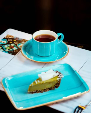 Tatlı ve bir fincan siyah çay.