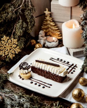 Kremalı çikolatalı tatlı.