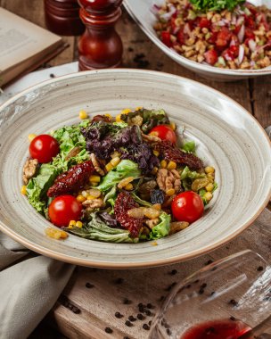 Kuru üzüm ve marullu mısır domates salatası.