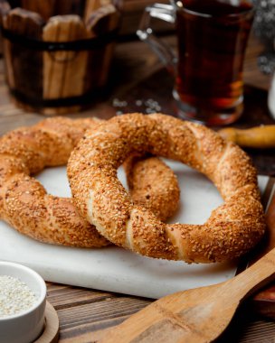 Hava hamurundan yapılmış Türk simit susam tohumları serpiştirilmiş.