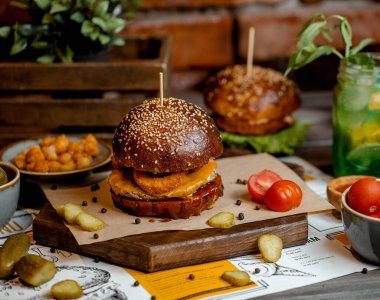 Soğan halkalı tavuk burger, çedar peyniri.