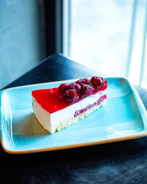 Masada vişneli kek var.