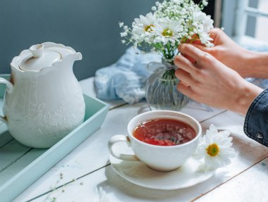 Masada bir fincan çay.