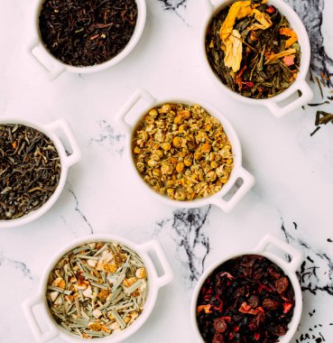 Kurutulmuş böğürtlenli kurutulmuş otlar.