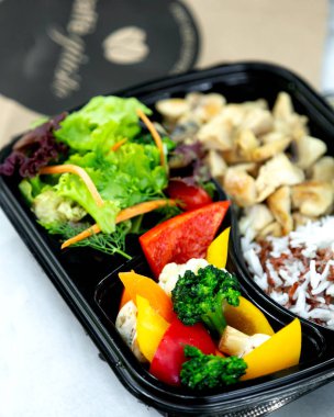 Pirinç ve sebzeli kızarmış tavuk.