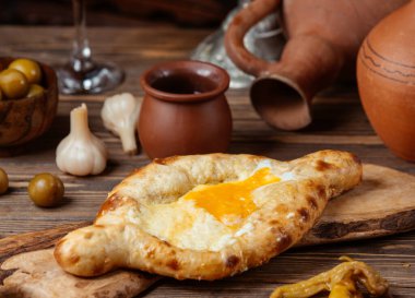 Türk peynirli yumurtalı ekmek pidesi