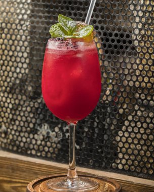 Masada buzlu çilekli kokteyl.