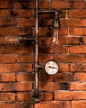 Duvarında termometre olan elektrik borusu.