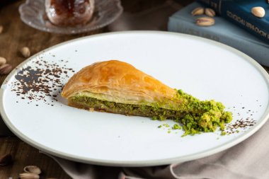 Antep fıstığı ile türk baklava parçası