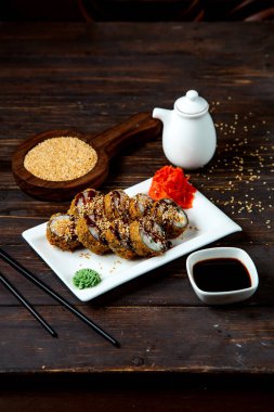 Suşi ahşap masada. Yakın çekim. 