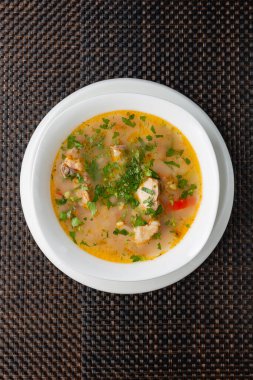 Çorbada tavuk çorbası, sebzeler beyaz kasede.