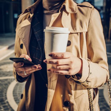 Kızın elinde beyaz plastik cam vardı.