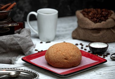 Kahve çekirdeği ve ekmek dolu bir çuval.