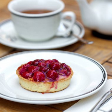 Böğürtlenli tatlı beyaz tabakta