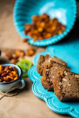 Turkuaz tabakta cevizli kakao cevizli ekmek dilimleri.