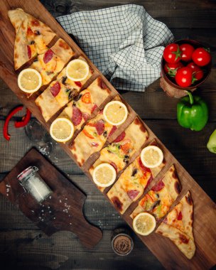 Dilimlenmiş pide limon ile tepesinde