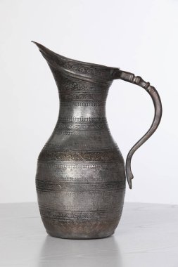 Beyaz arka planda süslemeleri olan geleneksel Azerbaijani antika sürahisi