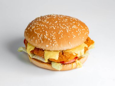 Peynirli ve sebzeli tavuk burger.