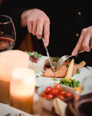 Kızarmış tavuk, pilav ve mısır.