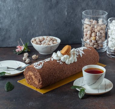 Tatlı çikolatalı rulet ve siyah çay.