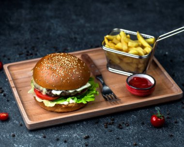 Burger patates kızartması ve ketçap