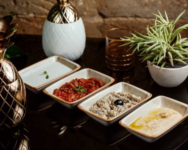 ?Eski aperatifler küçük tabaklarda servis edilir.