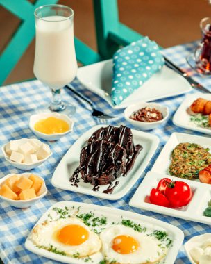 Kahvaltı seti masada.