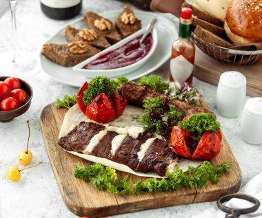 Kuzu kebablı kebap tabağı ve kızarmış domates kebabı.
