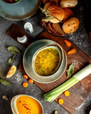 sebze çorbası ve ekmek sepeti.