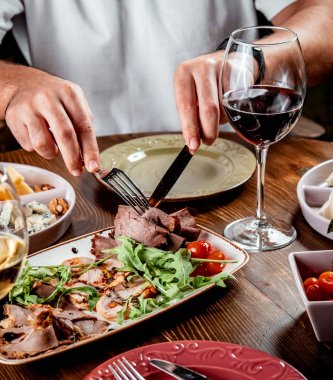 sebzeli ve kırmızı şaraplı et carpaccio.