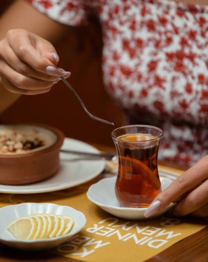 Geleneksel Azerbaijani bardağında limonlu siyah çay içen kadınlar