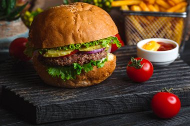 Tahtada klasik hamburger.