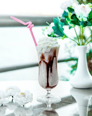 Dondurma ve naneli süt.