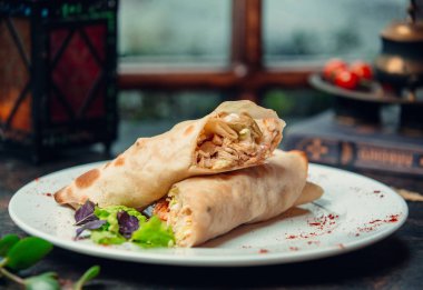 Domatesli tavuk sarıcı.