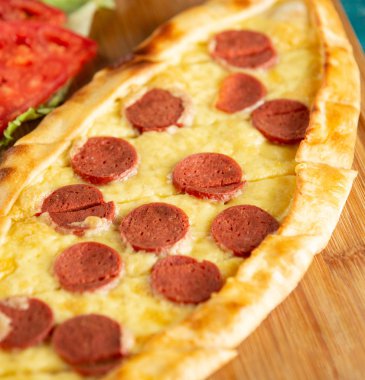 Sosisli ve peynirli Türk pidesi.