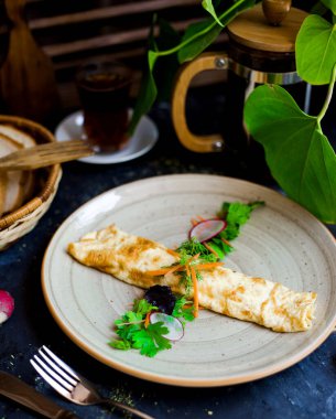 Kızarmış yumurta ve doğranmış otlar.