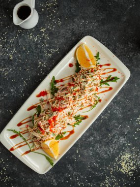 roka, havyar ve limonlu salata.