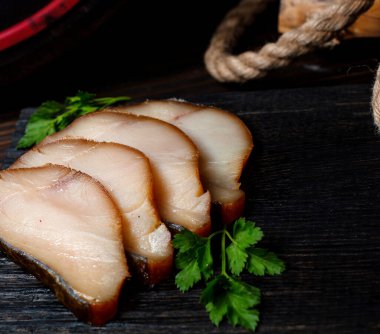 Masada dilimlenmiş jambon.