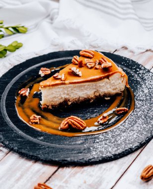 Ballı cheesecake tabakta