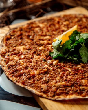 Limonlu ve maydanozlu Türk pizzası.