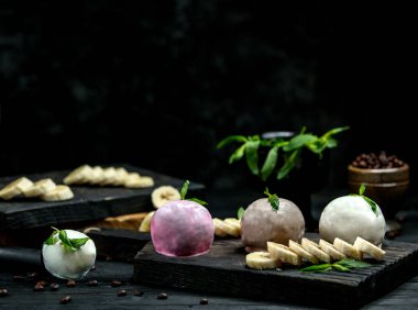 Karışık dondurma topları ve dilimlenmiş muz.