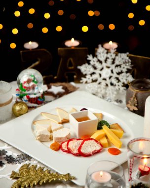 Peynirli ve reçelli peynir tabağı.