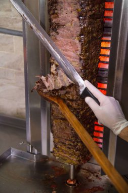 Donör bıçağıyla et kesen adam.