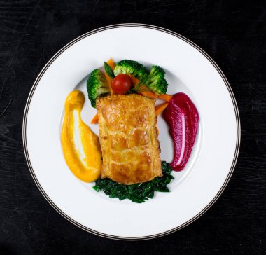 Puf böreği ve haşlanmış sebze.