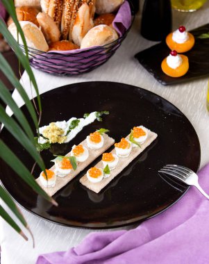 Turuncu havyarlı haşlanmış yumurta.