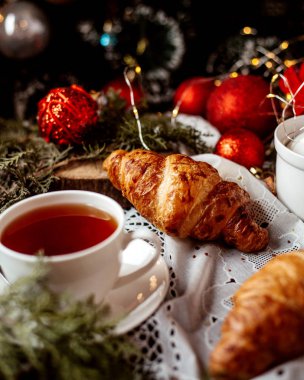 Bir çift kruvasan ve bir fincan çay.