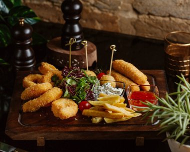 Salatayla servis edilen gevrek yılanlar.