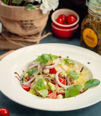 Masanın üzerinde sebze salatası